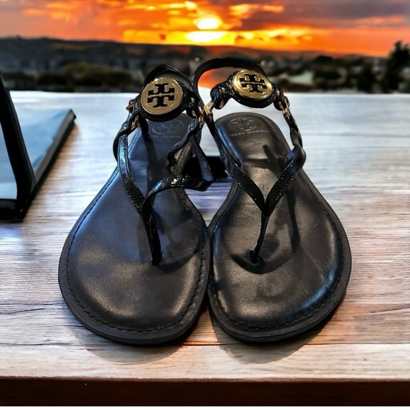 Tory Burch Ali Sandals Black patent leather w/gold insignia Gorgeous! Vintage. - Picture 8 of 17